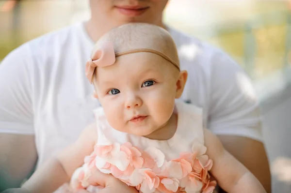 Jovem Pai Feliz Segurando Pequena Filha Bonito Vestido Branco Mãos — Fotografia de Stock
