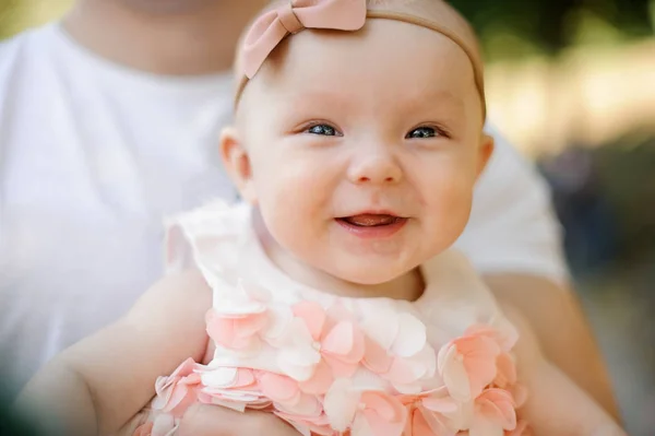 Jovem Pai Feliz Segurando Pequena Filha Sorridente Vestido Branco Mãos — Fotografia de Stock