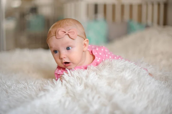 Niña Linda Con Lazo Cabeza Acostada Cama Blanca Acogedora Habitación — Foto de Stock