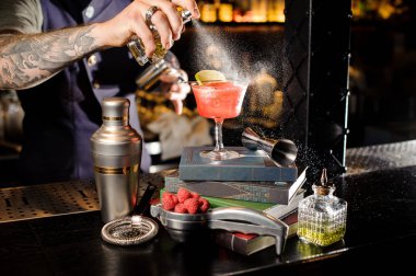 Kokteyl kırmızı şeffaf püskürtme barmen turba acı ayakta çubuğunda Kitaplar'da limonlu dekore sayaç