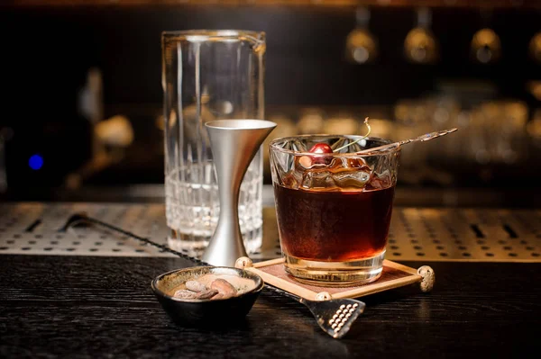 Köstlicher Brauner Cocktail Mit Eis Dekoriert Mit Kirsche Leerem Glas — Stockfoto