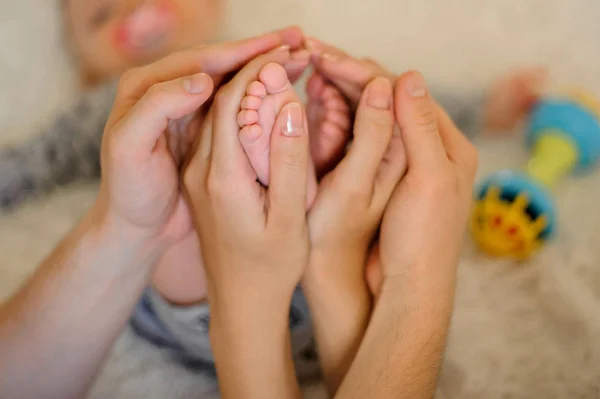 Mutter Und Vater Halten Ihren Händen Schlafende Tochterfüße Auf Dem — Stockfoto