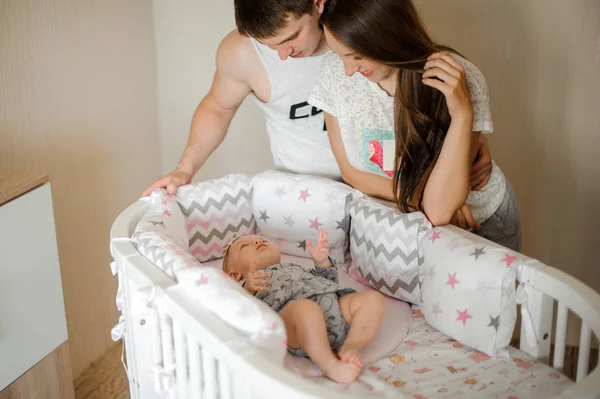 Los Padres Mirando Pequeña Hija Linda Acostada Cama Blanca Acogedora — Foto de Stock