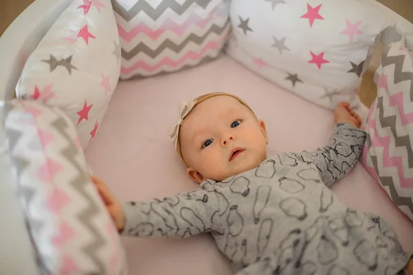 Niña Linda Con Lazo Cabeza Acostada Cama Blanca Acogedora Con — Foto de Stock