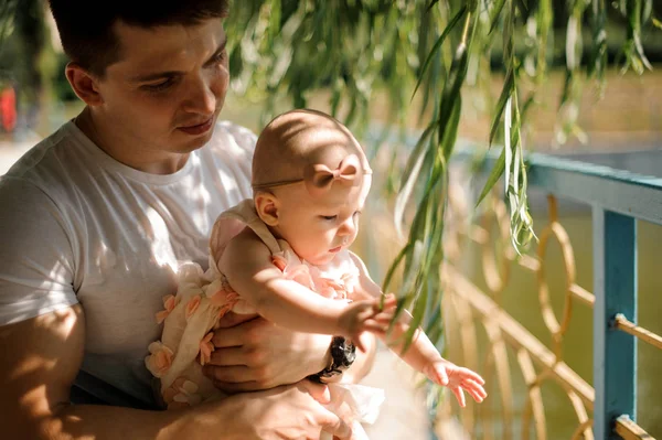 Νέοι Μελαχρινή Πατέρα Κρατώντας Την Μικρή Κόρη Του Blondie Χέρια — Φωτογραφία Αρχείου