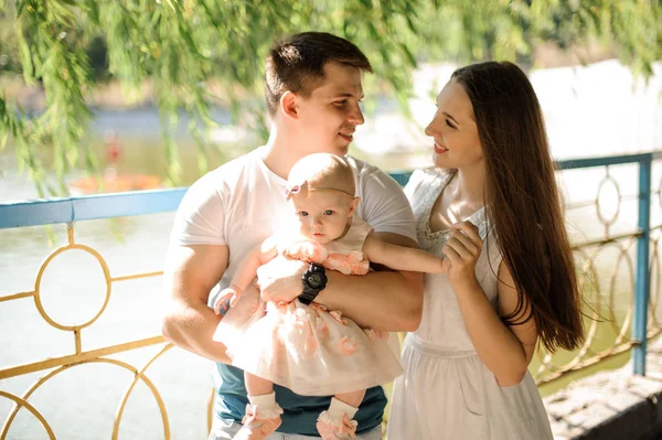 Pais Felizes Segurando Sua Filha Loirinha Mãos Parque Público Entre — Fotografia de Stock