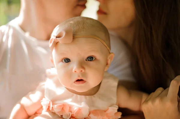 Linda Niña Fondo Borroso Sus Padres Felices Parque Verde Público — Foto de Stock