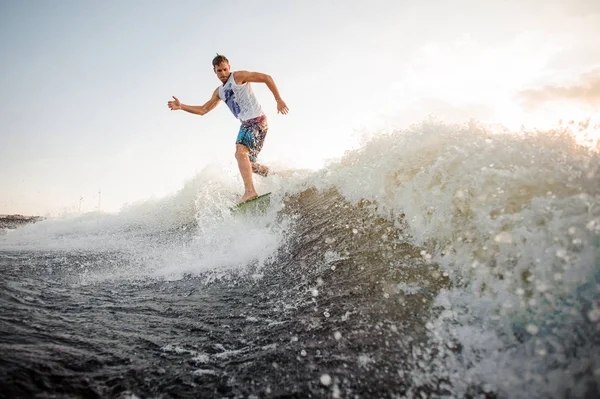 운동과 Wakesurfer에 분명히 하늘에 뜨거운 — 스톡 사진