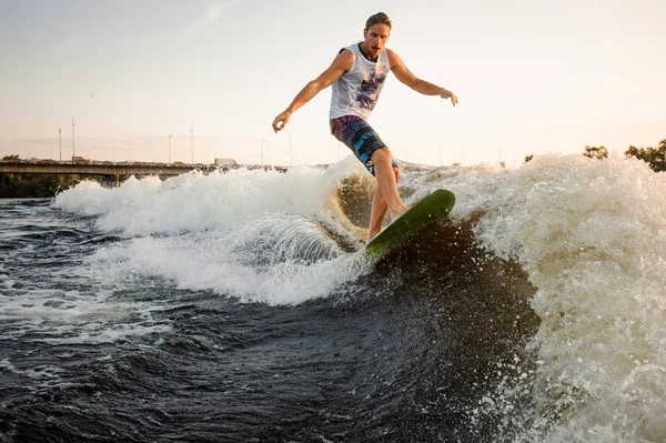 暑い夏の日に晴れた空に対して川の波を Wakesurf に乗ってアクティブと若い男 — ストック写真