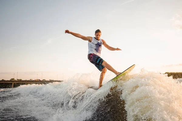 Młody Wakesurfer Skoki Pokładzie Jazda Dół Rzeki Fale Tle Czyste — Zdjęcie stockowe