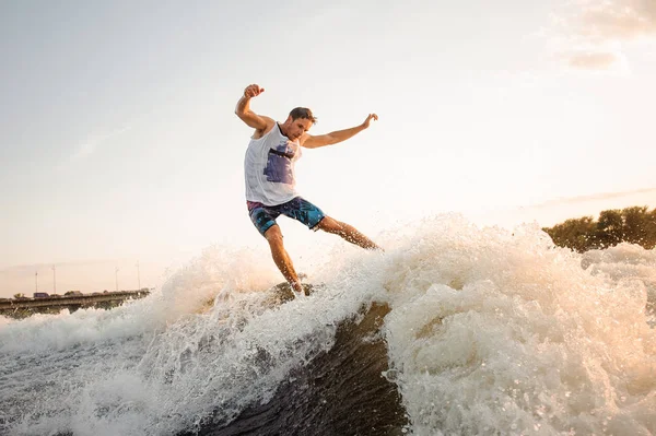 Jonge Man Rijden Groen Wakesurf Beneden Rivier Golven Tegen Heldere — Stockfoto