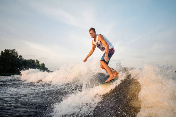 Muscular Wakesurfer Cabalgando Por Río Tablero Contra Fondo Del Cielo — Foto de Stock