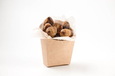 Beyaz arka plan üzerinde kağıt torba içinde izole kestane