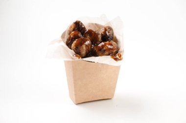 Beyaz arka plan üzerinde kağıt torba içinde nefis izole kestane