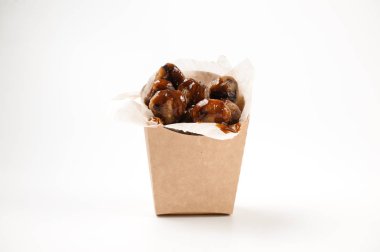 Beyaz arka plan üzerinde kağıt torba içinde zarif izole kestane