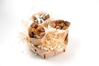 Beyaz arka plan üzerinde kestane ile üç paketleri paket