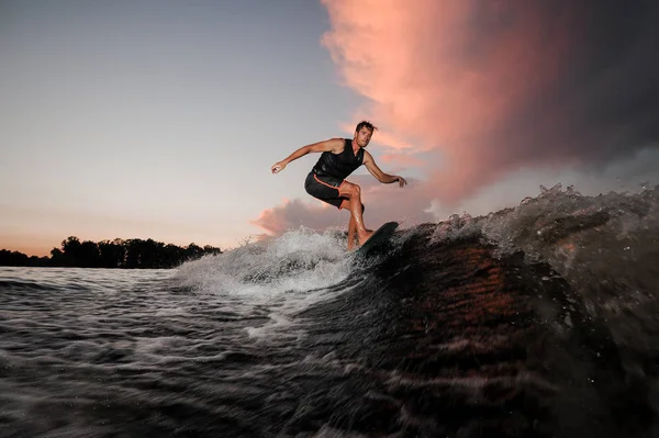 Wakesurfer Silne Młody Jazda Dół Rzeki Fal Piękne Różowe Niebo — Zdjęcie stockowe