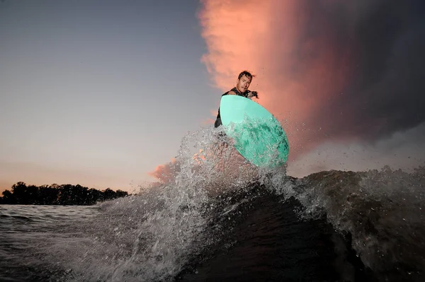 Genç Wakesurfer Aşağı Nehir Dalgalara Karşı Pembe Gökyüzü Yaz Batımında — Stok fotoğraf