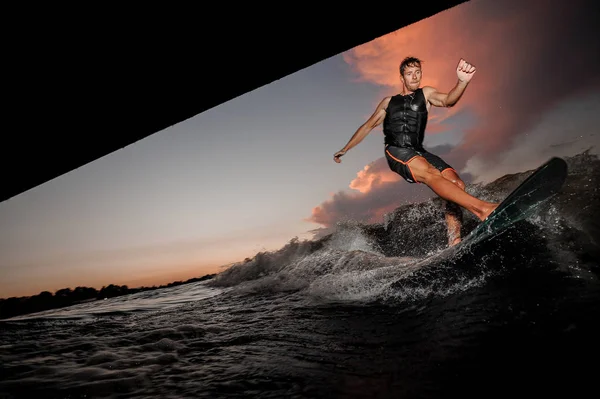 Hombre Activo Joven Cabalgando Wakesurf Por Las Olas Del Río —  Fotos de Stock