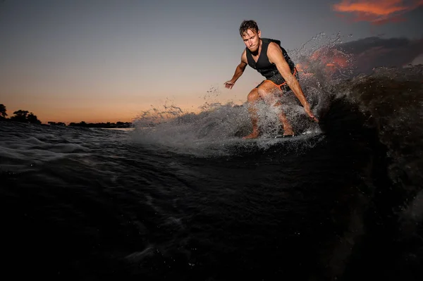 Activo Wakesurfer Saltando Bordo Cabalgando Por Las Olas Del Río —  Fotos de Stock
