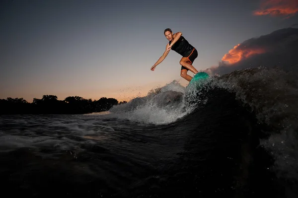 Wakesurfer Skoki Pokładzie Jazda Dół Rzeki Fale Tle Niebo Zachód — Zdjęcie stockowe