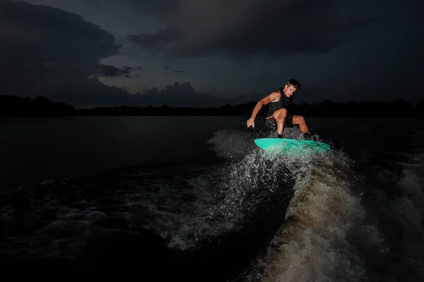 Profesional Wakesurfer Macho Cabalgando Por Río Contra Fondo Del Cielo —  Fotos de Stock