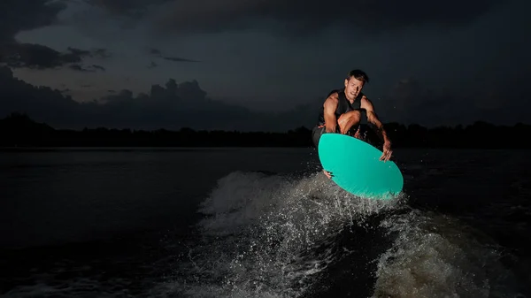 Guapo Hombre Wakesurfer Cabalgando Por Río Contra Fondo Del Cielo —  Fotos de Stock