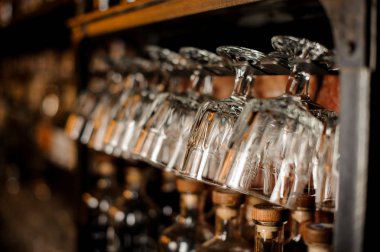 Boş ve temiz gözlük hat çubuğu'nda düzenlenen dizi karşı gece kulübü