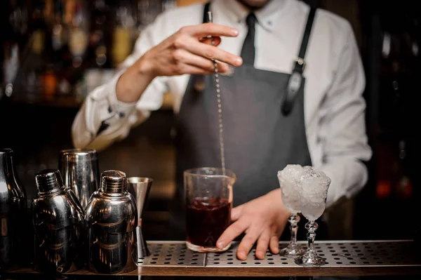 Barman Míchání Letní Svěží Sladký Alkoholický Koktejl Skle Panelu Čítačů — Stock fotografie