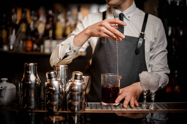 Barista Mescolando Cocktail Alcolico Estivo Fresco Saporito Vetro Sul Bancone — Foto Stock