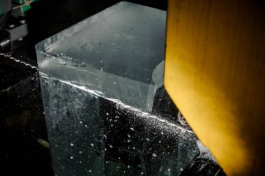 Özel bir araç ile büyük açık buz küp buz üretim tesisi karanlıkta kesim