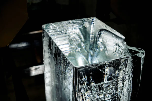 Grande Cubo Gelo Transparente Chão Fábrica Produção Gelo Fundo Desfocado — Fotografia de Stock