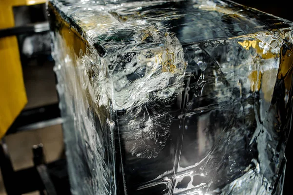 生産工場の切削過程で透明な大きな明確な氷の亀裂します — ストック写真