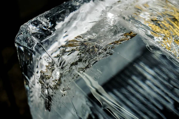 Textura Gran Cubo Hielo Transparente Con Una Grieta Esquina Para —  Fotos de Stock