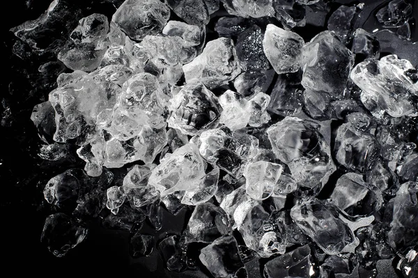 Dokulu Arka Plan Küçük Açık Buz Küpleri Öbek Üzerinde Siyah — Stok fotoğraf