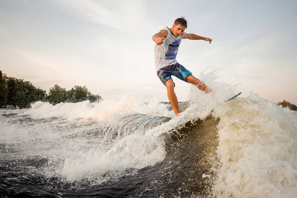 Muskulöse Und Starke Wakesurfer Springen Und Reiten Den Fluss Hinunter — Stockfoto