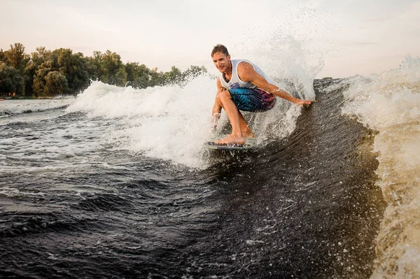 Glücklicher Junger Wakesurfer Der Auf Dem Brett Vor Dem Hintergrund — Stockfoto