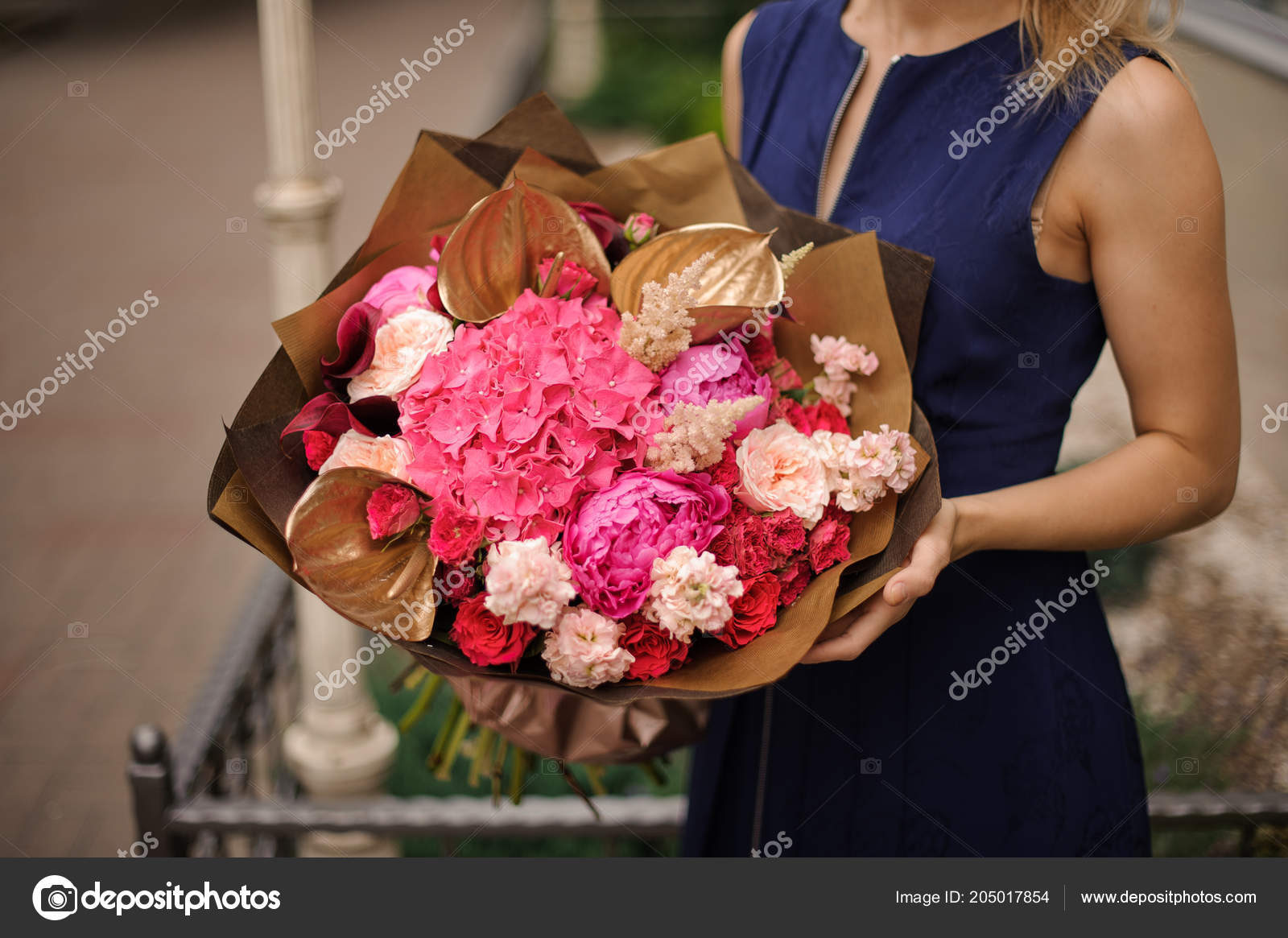 vestido azul com flores rosa