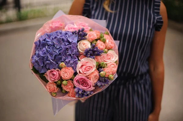 Menina Vestido Escuro Segurando Suas Mãos Belo Buquê Rosas Rosa — Fotografia de Stock