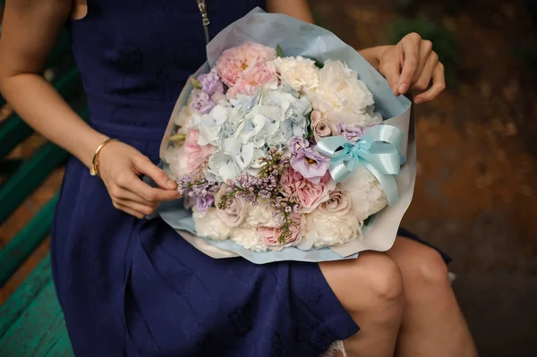 Menina Bonita Sentada Banco Parque Com Buquê Flores Cor Pastel — Fotografia de Stock