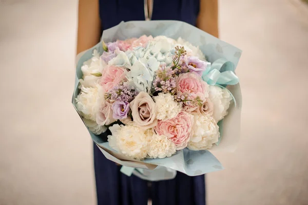 Girl Blue Dress Holding Her Hands Beautiful Bouquet Pastel Color — Stock Photo, Image