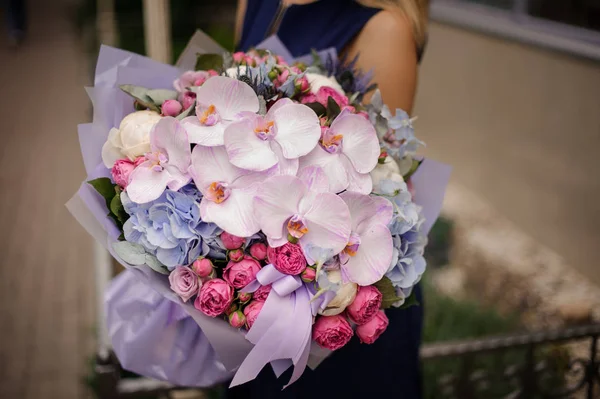 Chica Vestido Azul Sosteniendo Sus Manos Hermoso Ramo Orquídeas Color — Foto de Stock