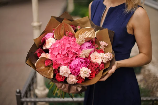 Girl Blue Dress Holding Her Hands Beautiful Bouquet Pink Flowers — Stock Photo, Image