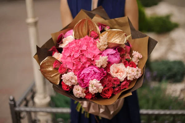 Menina Vestido Azul Segurando Suas Mãos Belo Buquê Flores Rosa — Fotografia de Stock