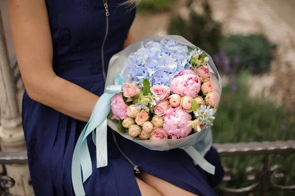 Девушка Синем Платье Держит Руках Красивый Букет Розовых Синих Цветов — стоковое фото