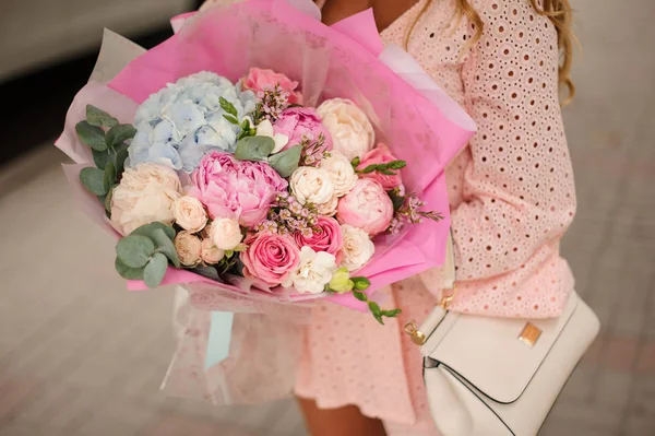 Chica Vestido Rosa Sosteniendo Sus Manos Hermoso Ramo Flores Color — Foto de Stock