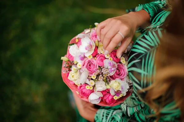 Mädchen Dunklen Tropischen Kleid Mit Einer Schönen Schachtel Mit Rosa — Stockfoto