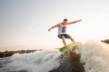 Sağlıklı yaz sahip genç etkin adam wakeboard motorbot, yüksek dalga sürme