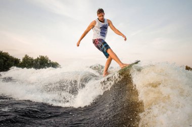 Etkin adam wakeboard Motorbot gölde yüksek dalga sürme sağlıklı yaz sahip