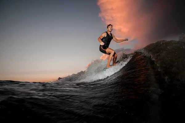 Junger Aktiver Brünetter Mann Der Abends Auf Dem Wakeboard Auf — Stockfoto